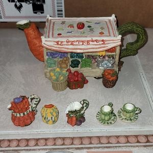 Collectible tea kettle style decoration with minis